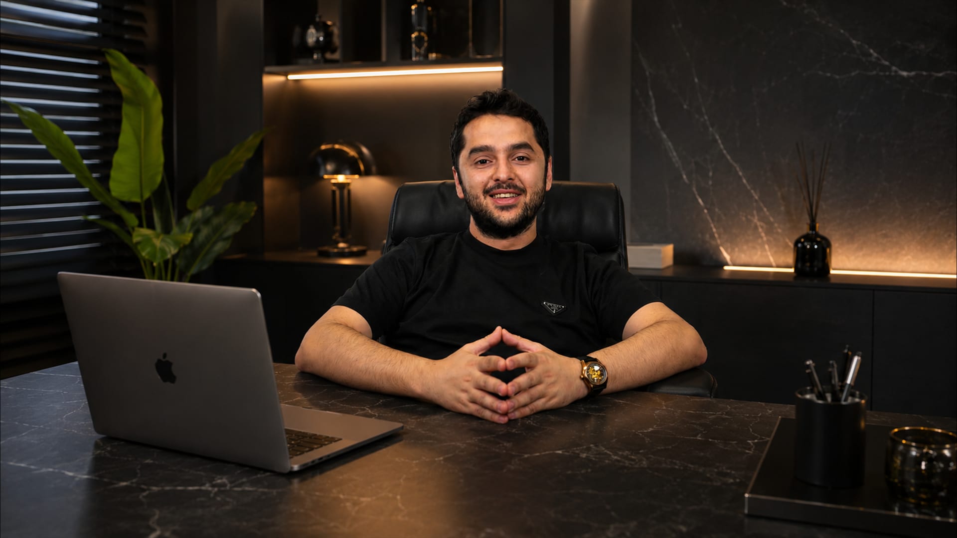 Dr. Burak Gümüşçü, Yeşilköy'deki muayenehanesinde